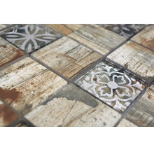 Close-up van mozaïektegels met houtlook en bloemmotieven