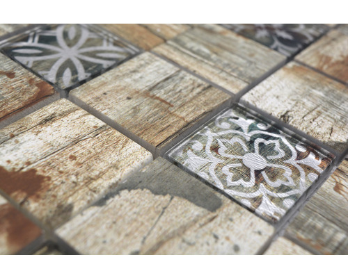 Close-up van mozaïektegels met houtlook en bloemmotieven