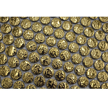 Close-up van een mozaïek met kleine, ronde, gestructureerde gouden tegels