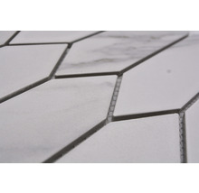 Close-up van witte, ruitvormige tegels