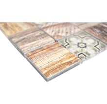Close-up van mozaïektegels met hout- en patroondesign