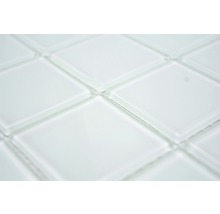 Detailopname van witte glazen mozaïektegels