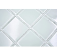 Close-up van witte vierkante glazen mozaïektegels