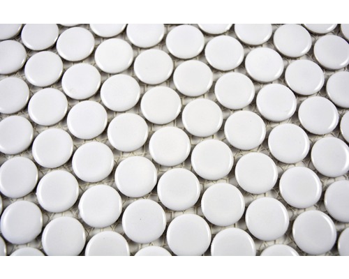 Detailopname van witte mozaïektegels.