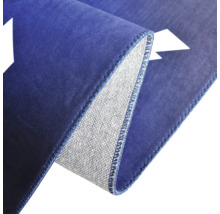 Detailopname van een blauw tapijt met wit patroon