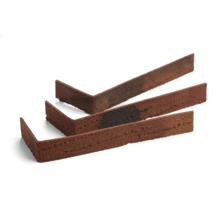Drie roodbruine hoekstukken van baksteenstrips op een witte achtergrond
