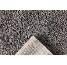 Close-up van een grijs tapijt met textielrug
