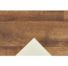 Houten vloer met laminaat en wit hoekdetail