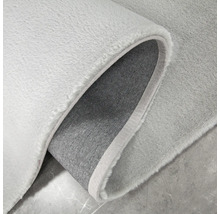 Grijs tapijt met pool, detailopname van de onderkant