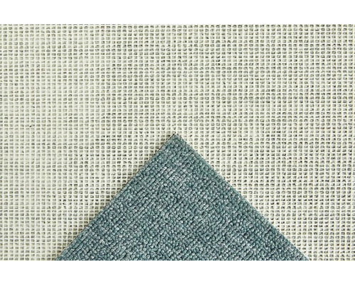 Detailopname van een tapijt met een textiel bovenkant en een antislip onderkant.