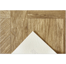 Close-up van een vinylvloer met houtlook en een wit stalen stuk