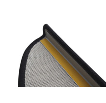 Detailweergave van een deurmat met rasterstructuur, randbescherming en plakstrips.