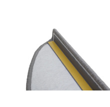 Detail van een trapmat van tapijt met plakstrip