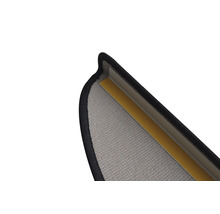 Detailopname van een tapijttrede met plakstrips