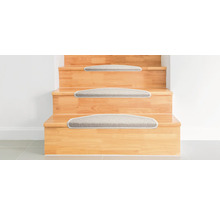 Houten trap met tapijtlopers