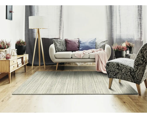 Woonkamer met tapijt, bank, fauteuil en bijzettafel