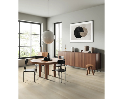 Lichte woonkamer met eettafel, stoelen, dressoir en kunstwerk voor een moderne sfeer.