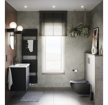 Badkamer met wastafel, radiator, toilet en decoraties
