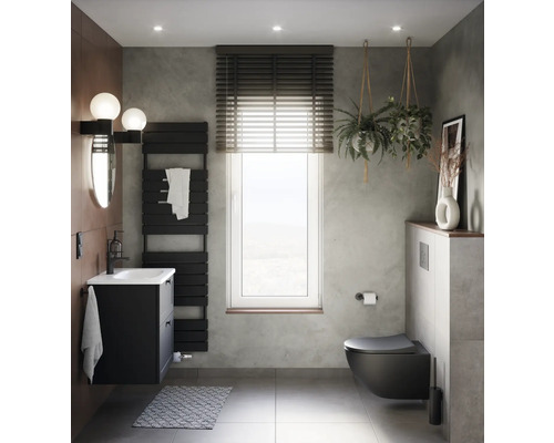 Badkamer met wastafel, radiator, toilet en decoraties