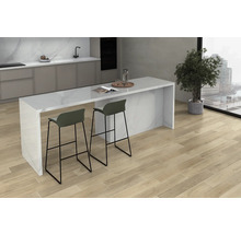 Lichte keuken met houten vloer, kookeiland en barkrukken