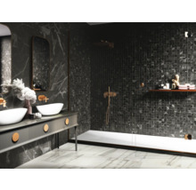 Moderne badkamer met donkere marmeren muren, dubbele wastafel en douche.
