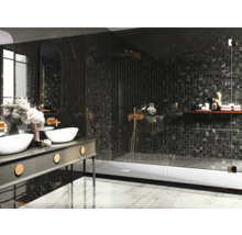 Badkamer met wastafel, spiegel en douche met donkere mozaïektegels.