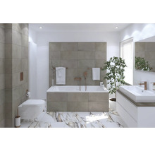 Lichte badkamer met bad, wastafel, toilet en tegels
