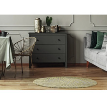 Interieurscène met commode, tafel, stoel, bank en rond vloerkleed
