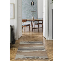 Hal met gestreept vloerkleed op houten vloer
