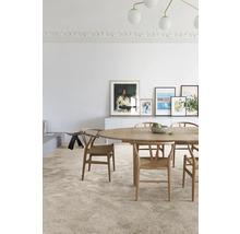 Lichte kamer met eettafel, stoelen en kunst aan de muur