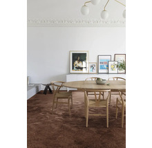 Eetkamer met houten eettafel, stoelen en vloerkleed