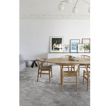 Lichte kamer met eettafel, stoelen en kunstwerken aan de muur