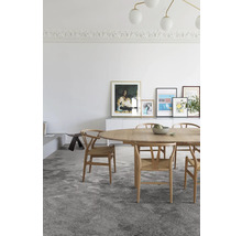 Eetkamer met ovale houten tafel, stoelen en tapijt