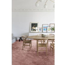 Lichte ruimte met eettafel, stoelen en tapijt