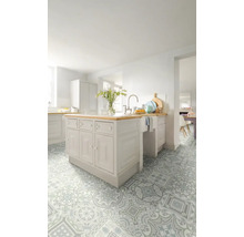 Lichte keuken met kookeiland en een vloer met patroon