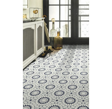 Decoratieve vloertegels met geometrisch patroon in een badkamer.