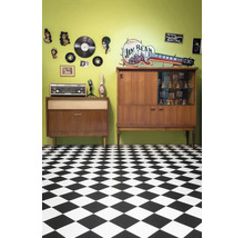 Retro ingerichte ruimte met meubels, decoraties en schaakbordvloer