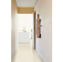 Hal met terrazzovloer, kapstok en uitzicht op een lichte kamer