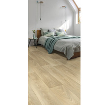 Slaapkamer met lichte houten vloer, bed en nachtkastje