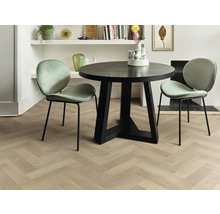 Interieurweergave van een eetkamer met een ronde eettafel, twee stoelen en een lichte houten vloer in visgraatmotief