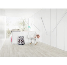 Lichte kamer met raam, witte kast, schommelstoel en geometrische prullenmand