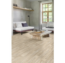 Woonkamer met houten vloer, banken en houten tafel.