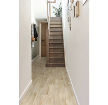 Hal met trap, houten vloer en garderobe