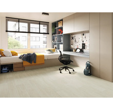 Lichte kamer met bed, bureau en opbergoplossingen voor de inrichting