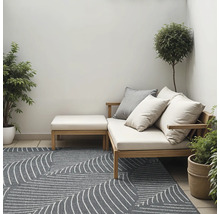Terras met loungemeubilair en buitenkleed met bladmotief