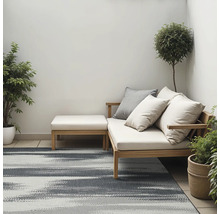 Terrasscène met buitentapijt, loungemeubels en planten