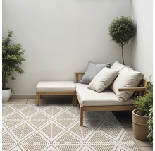 Terras met buitenkleed, zitje en planten