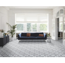 Lichte woonkamer met bank, plant en vinylvloer met patroon