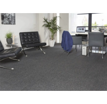 Interieur met grijze vloerbedekking, fauteuils en kantoormeubilair