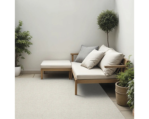 Licht terras met buitentapijt, houten meubels en planten